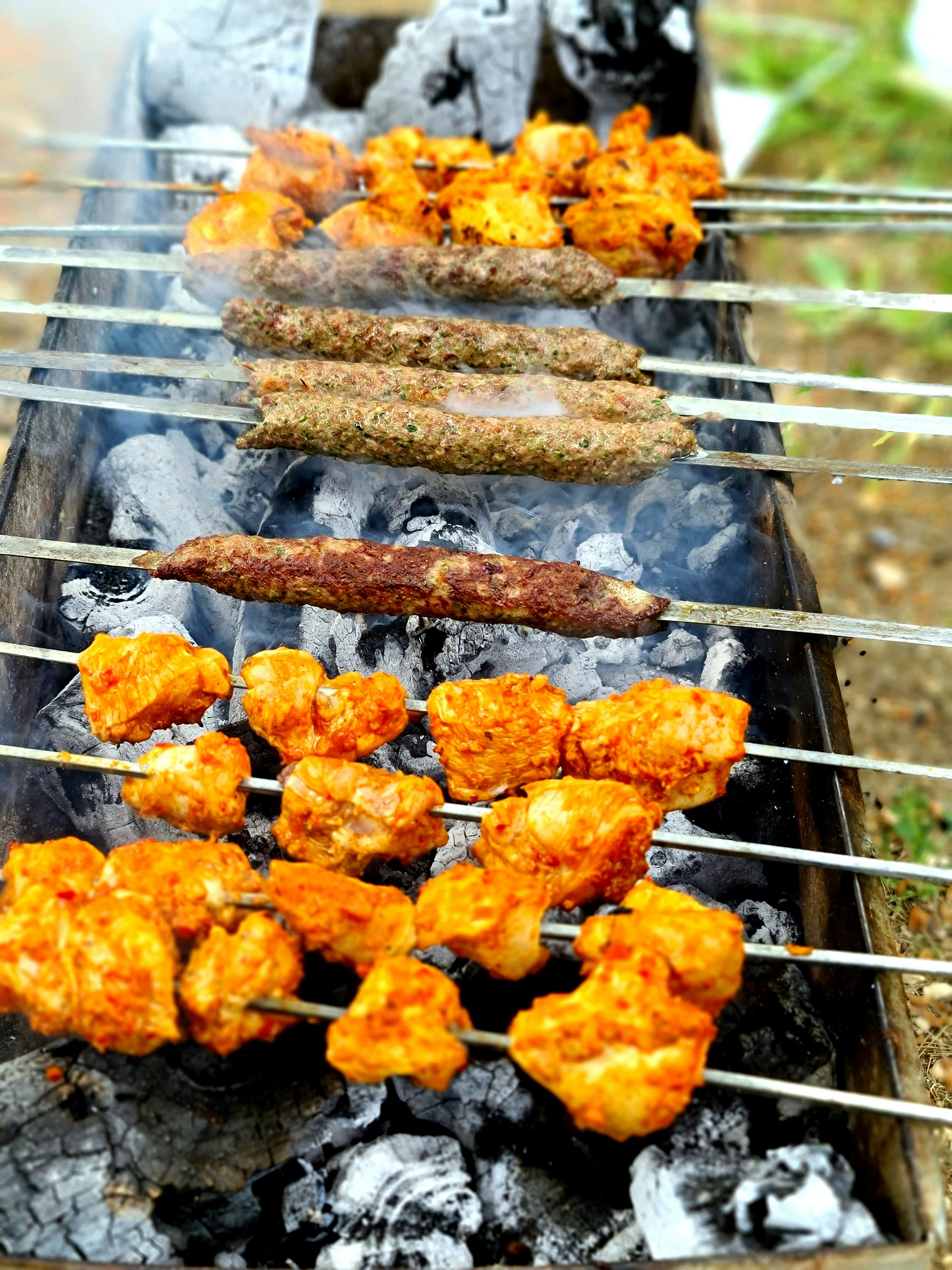Tureckie kebaby na grillu z dymem i aromatycznymi przyprawami