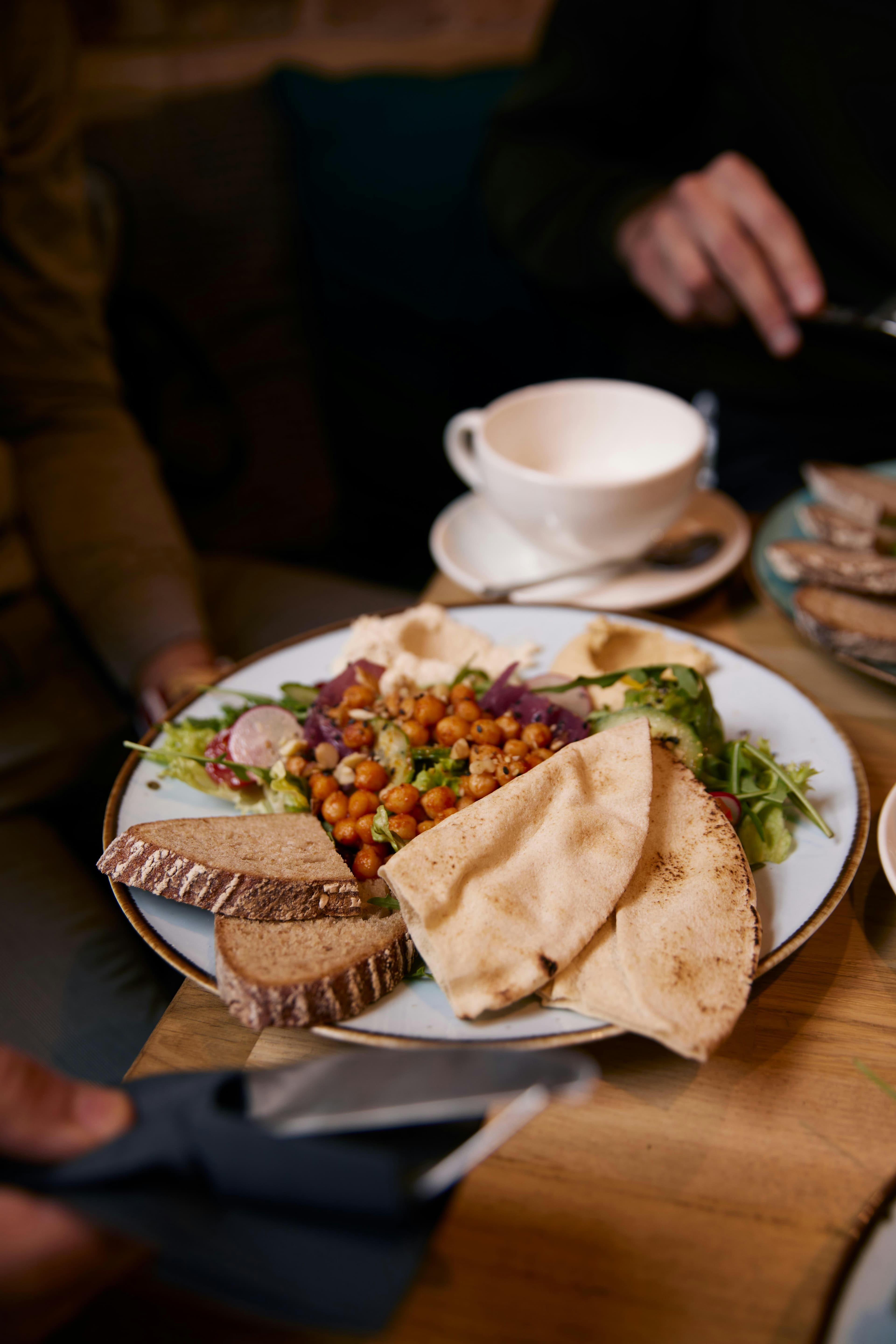 Talerz tureckich przystawek meze z hummusem tzatziki dolma i oliwkami
